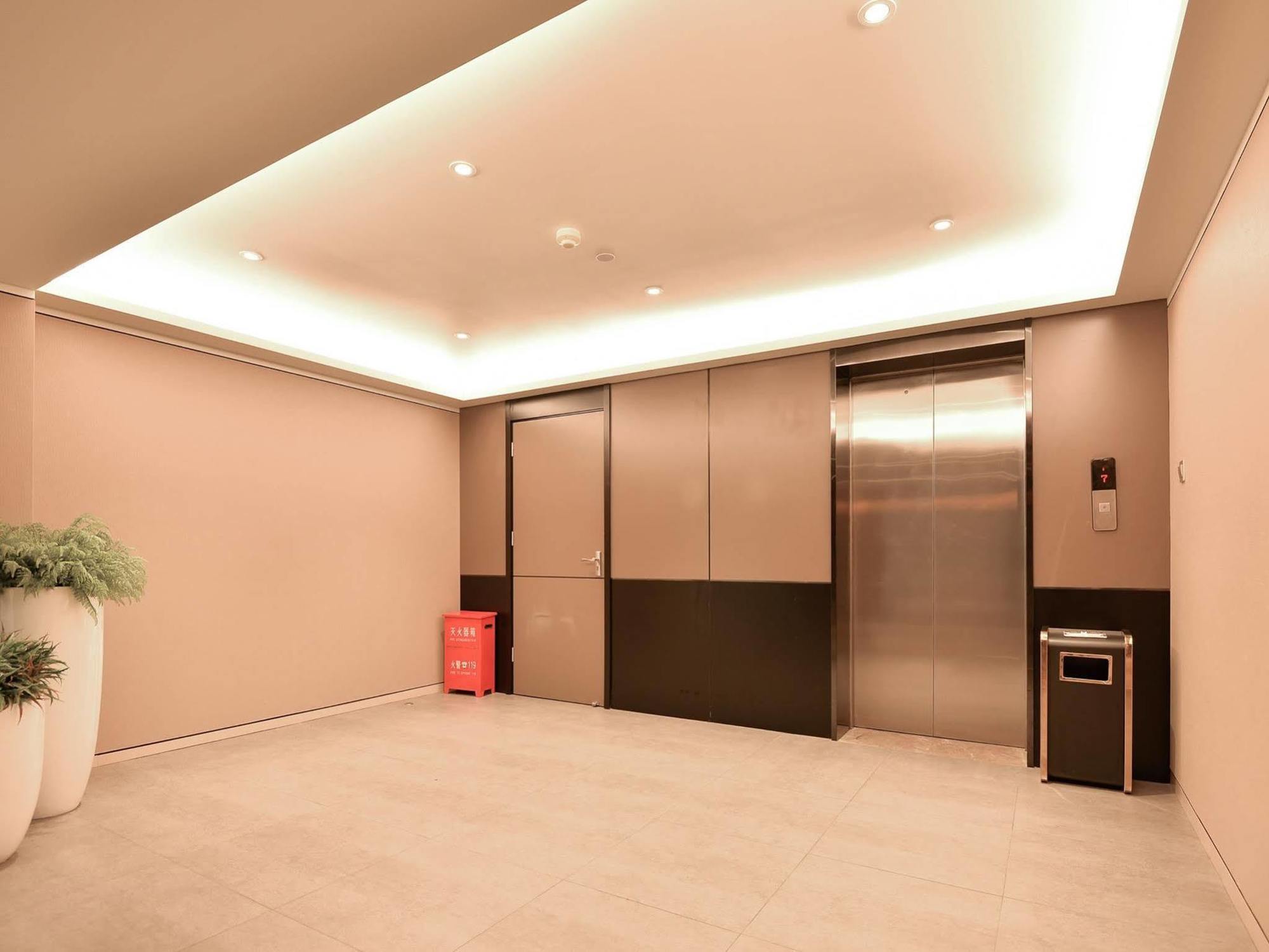 Home Inns Plus Shanghai Xujiahui Branch Eksteriør billede