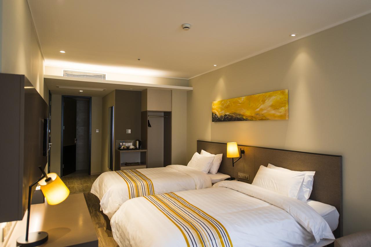Home Inns Plus Shanghai Xujiahui Branch Eksteriør billede