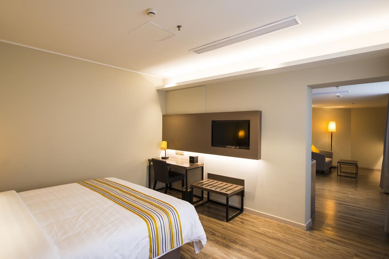 Home Inns Plus Shanghai Xujiahui Branch Eksteriør billede