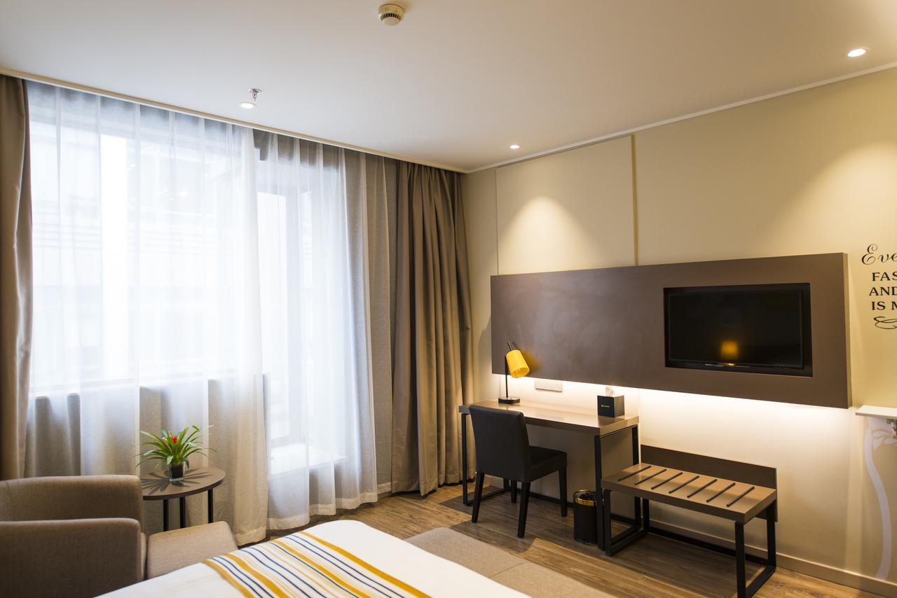 Home Inns Plus Shanghai Xujiahui Branch Eksteriør billede