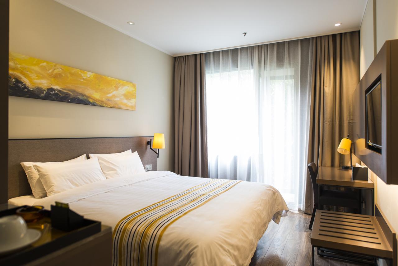 Home Inns Plus Shanghai Xujiahui Branch Eksteriør billede