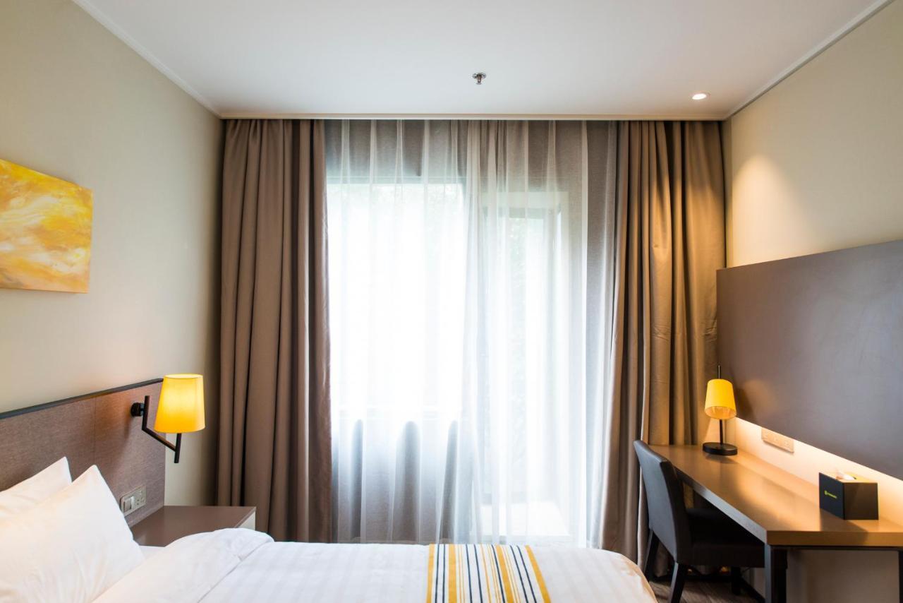 Home Inns Plus Shanghai Xujiahui Branch Eksteriør billede