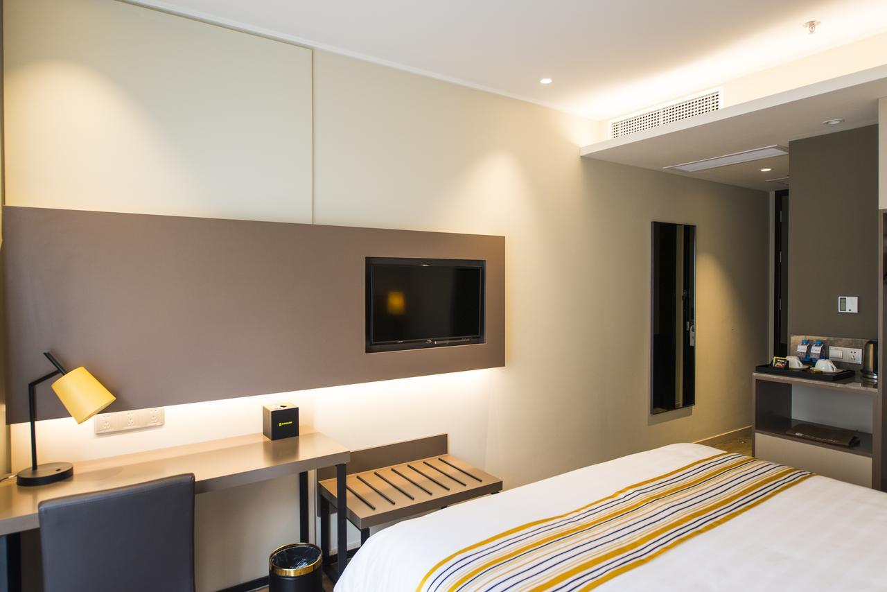 Home Inns Plus Shanghai Xujiahui Branch Eksteriør billede